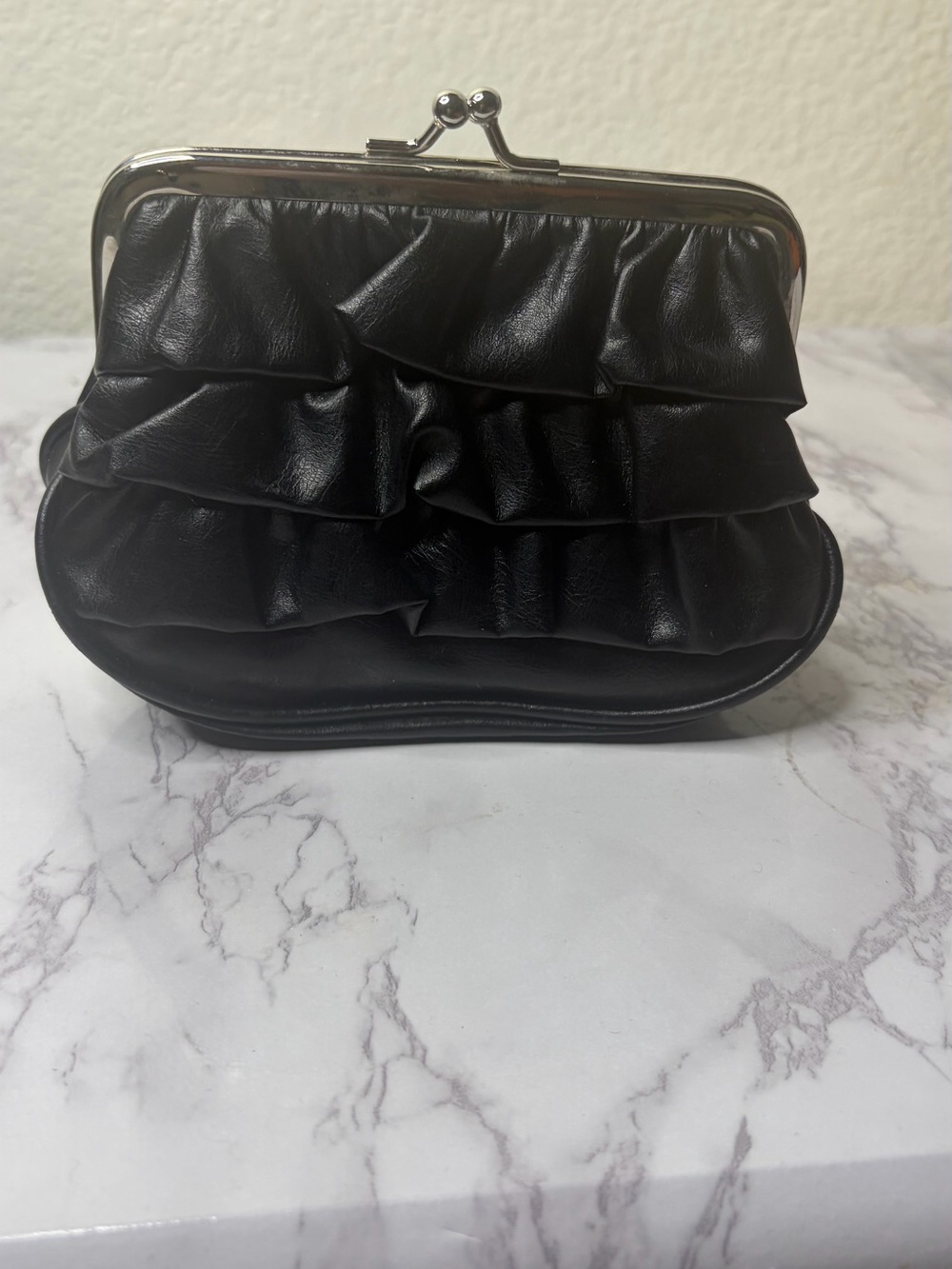 Classic Black Ruffled Kiss-Lock Clutch - Timeless Evening Wristlet